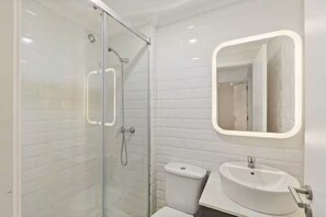 Bathroom - Newly Furnished! 1BR/1BA in OldLisbon SaoBento (Lisboa)