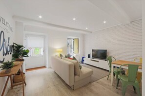 Living area - Newly Furnished! 1BR/1BA in OldLisbon SaoBento (Lisboa)