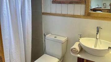Douche, serviettes fournies, papier toilette