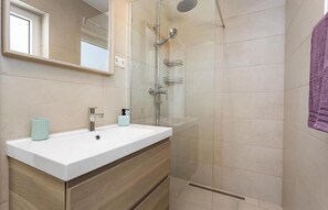 Shower, hair dryer - Beautiful home in Vodnjan (Vodnjan)