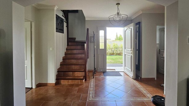 A staircase leading to a landing with a view of a garden. - Villa with pool in Toulouse - 5 bedrooms, garden, 10 travellers (Cugnaux)