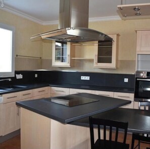 Fridge, microwave, oven, stovetop - Villa with pool in Toulouse - 5 bedrooms, garden, 10 travellers (Cugnaux)