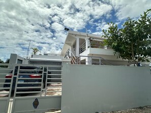 Exterior - Lovely apartment with AC in vibrant Punta Cana. 10min to Beach & Downtown. (Punta Cana)