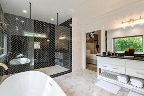 Hair dryer, towels, shampoo, toilet paper - NEW! Updated Secluded Cabin w/ Hot Tub, Fire Pit, Outdoor Lounge & Forest Views (Broken Bow)