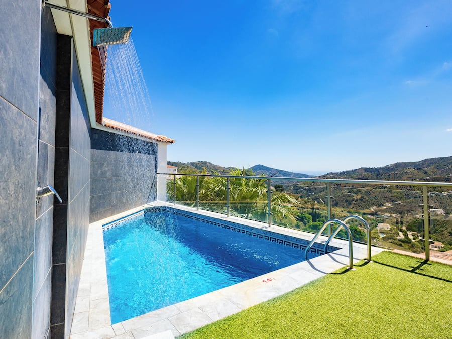 Una piscina al aire libre de temporada