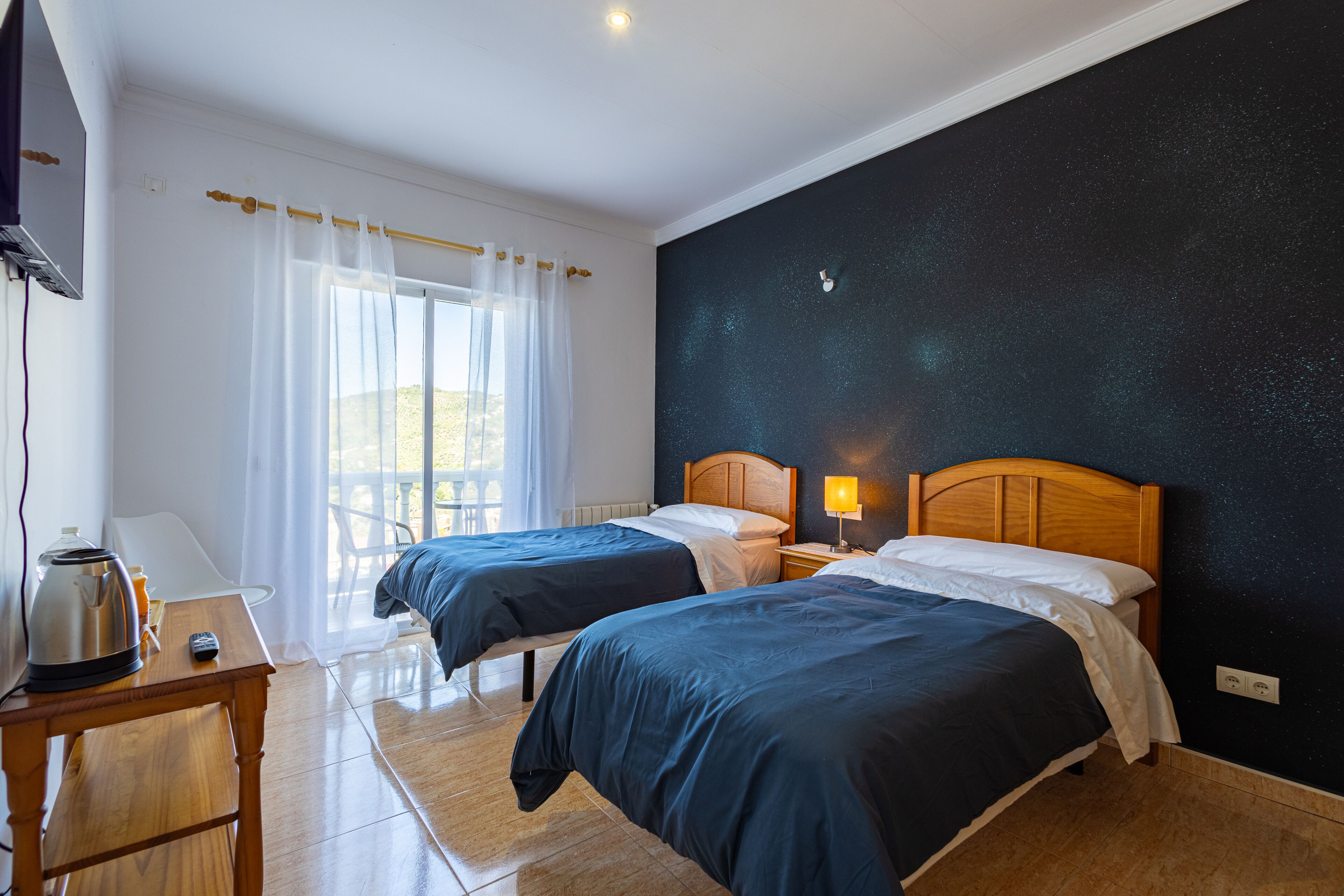 Twin kamer, balkon, uitzicht op bergen | Gratis wifi, beddengoed