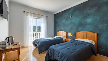 Habitación con 2 camas individuales, balcón, vista a la montaña