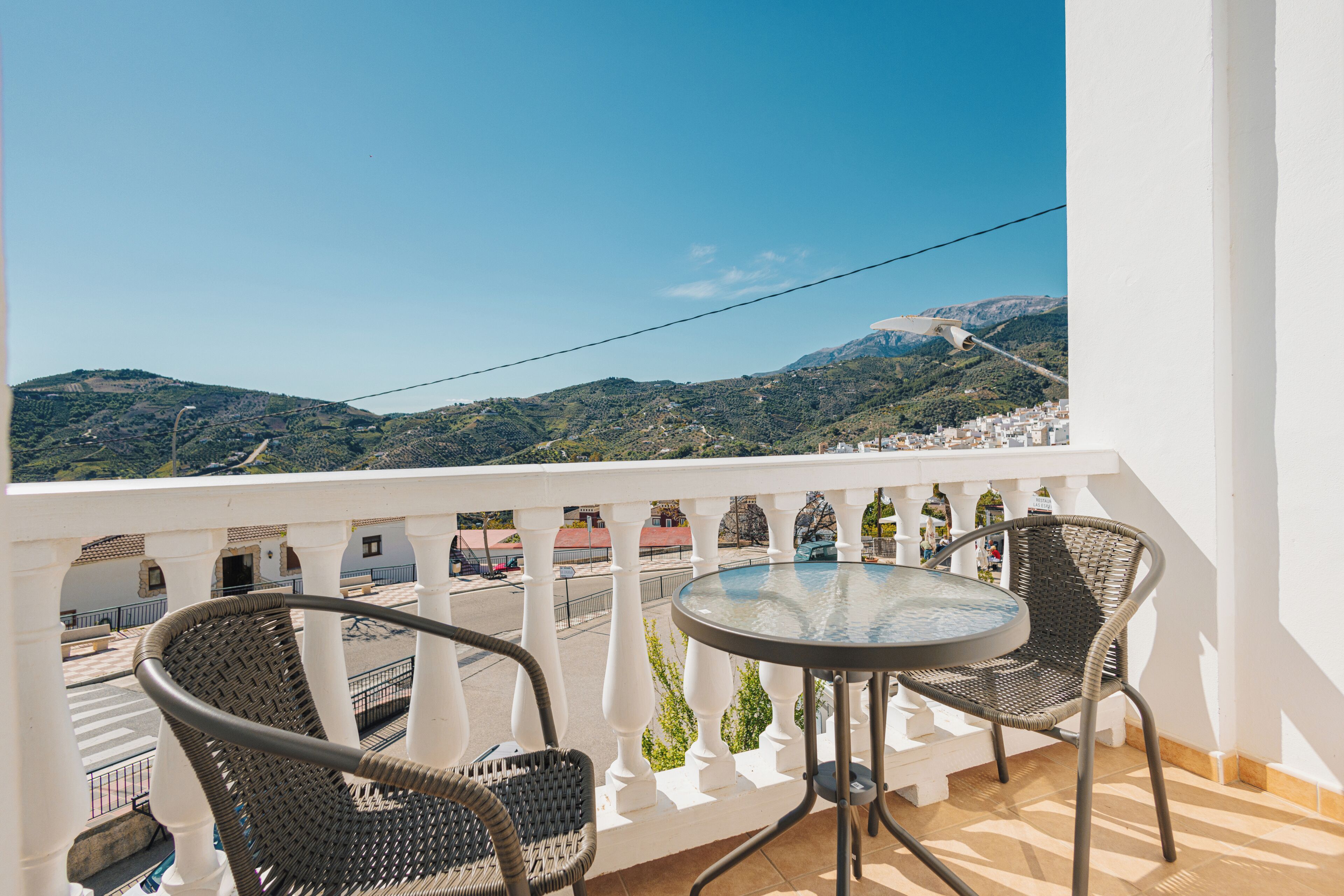 Habitación con 2 camas individuales, balcón, vistas a la montaña | Restaurante al aire libre