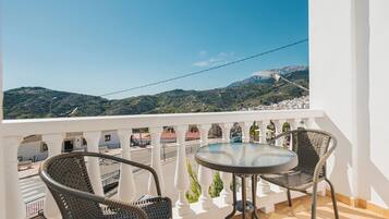 Habitación con 2 camas individuales, balcón, vistas a la montaña | Restaurante al aire libre