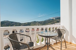 Twin Room, Balcony, Mountain View | Tempat makan luar