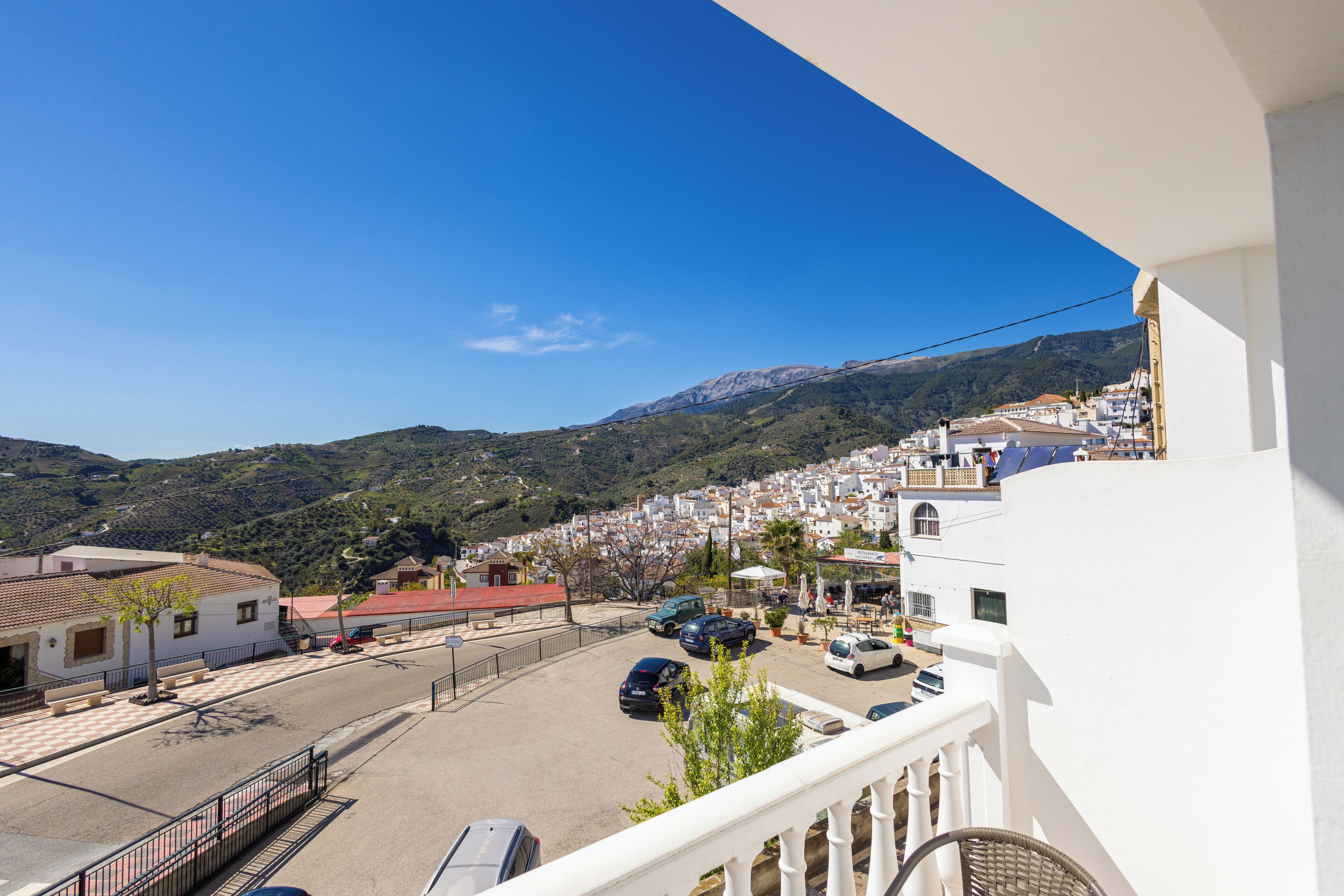 Habitación con 2 camas individuales, balcón, vistas a la montaña | Jardines del alojamiento