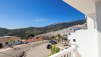 Habitación con 2 camas individuales, balcón, vistas a la montaña | Jardines del alojamiento