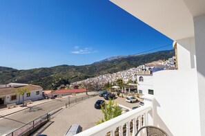 Habitación con 2 camas individuales, balcón, vista a la montaña | Áreas de la propiedad