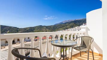 Habitación con 2 camas individuales, balcón, vista a la montaña | Restaurante al aire libre