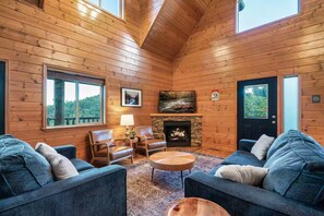 Living area - Relaxation Station - 5 Min from Pigeon Forge PKWY! (Pigeon Forge)