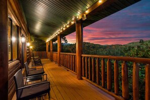 Terrace/patio - Relaxation Station - 5 Min from Pigeon Forge PKWY! (Pigeon Forge)
