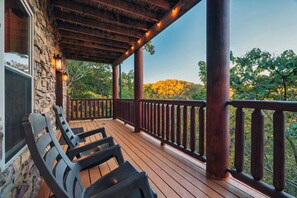 Terrace/patio - Relaxation Station - 5 Min from Pigeon Forge PKWY! (Pigeon Forge)