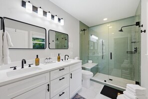 Sèche-cheveux, serviettes fournies