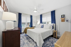 2 bedrooms, desk, iron/ironing board, WiFi - Kenwood Oasis Private Pool Escape (St. Petersburg)