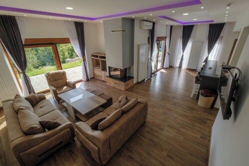 Ground floor, 2BDR, shared pool