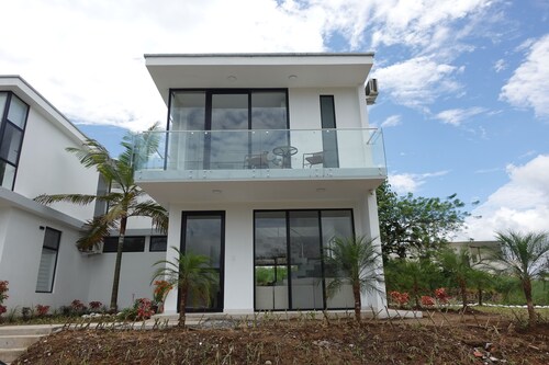 3-bedroom house in Pedro Vicente Maldonado with AC and community pools/fields