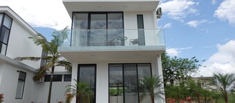 3-bedroom house in Pedro Vicente Maldonado with AC and community pools/fields