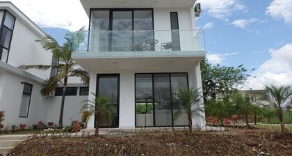 3-bedroom house in Pedro Vicente Maldonado with AC and community pools/fields