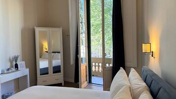 Coffres-forts dans les chambres, bureau, fer et planche à repasser