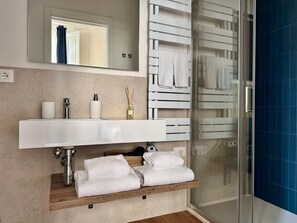 Deluxe-Doppelzimmer | Badezimmer | Dusche, Haartrockner, Handtücher, Seife