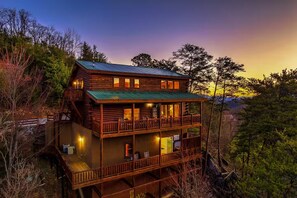 Exterior - Beaver's Mountaintop Retreat! Pool Cabin/ Amazing Views/ Indoor Pool/ Top 10% (Pigeon Forge)