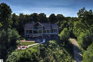 Exterior - Spyglass Ridge Retreat – 6BR Luxury Bay View Pines Estate in Suttons Bay (Suttons Bay)