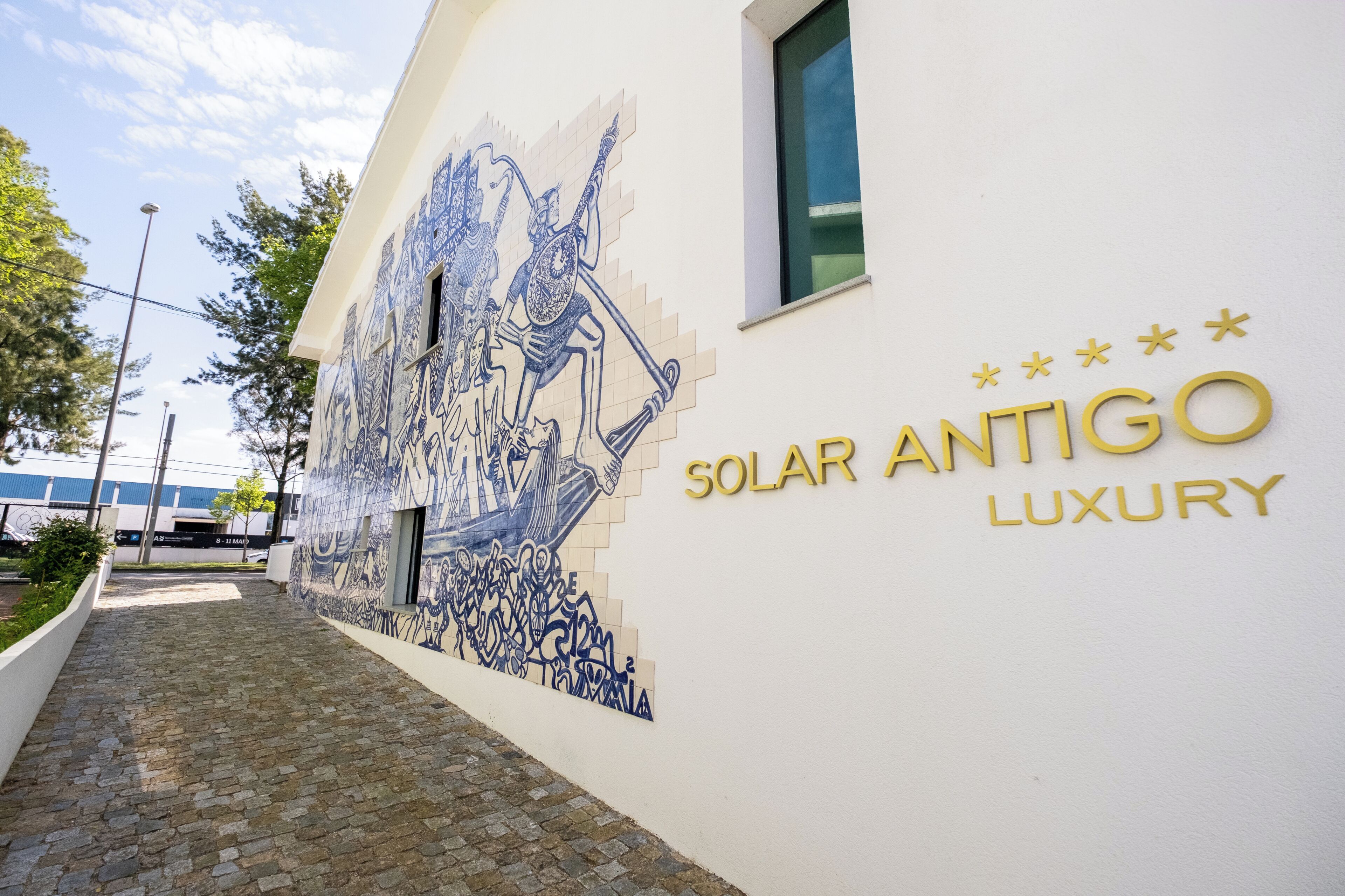 Ein Gebäude mit Wandmalerei und dem Text 'SOLAR ANTIGO LUXURY'.