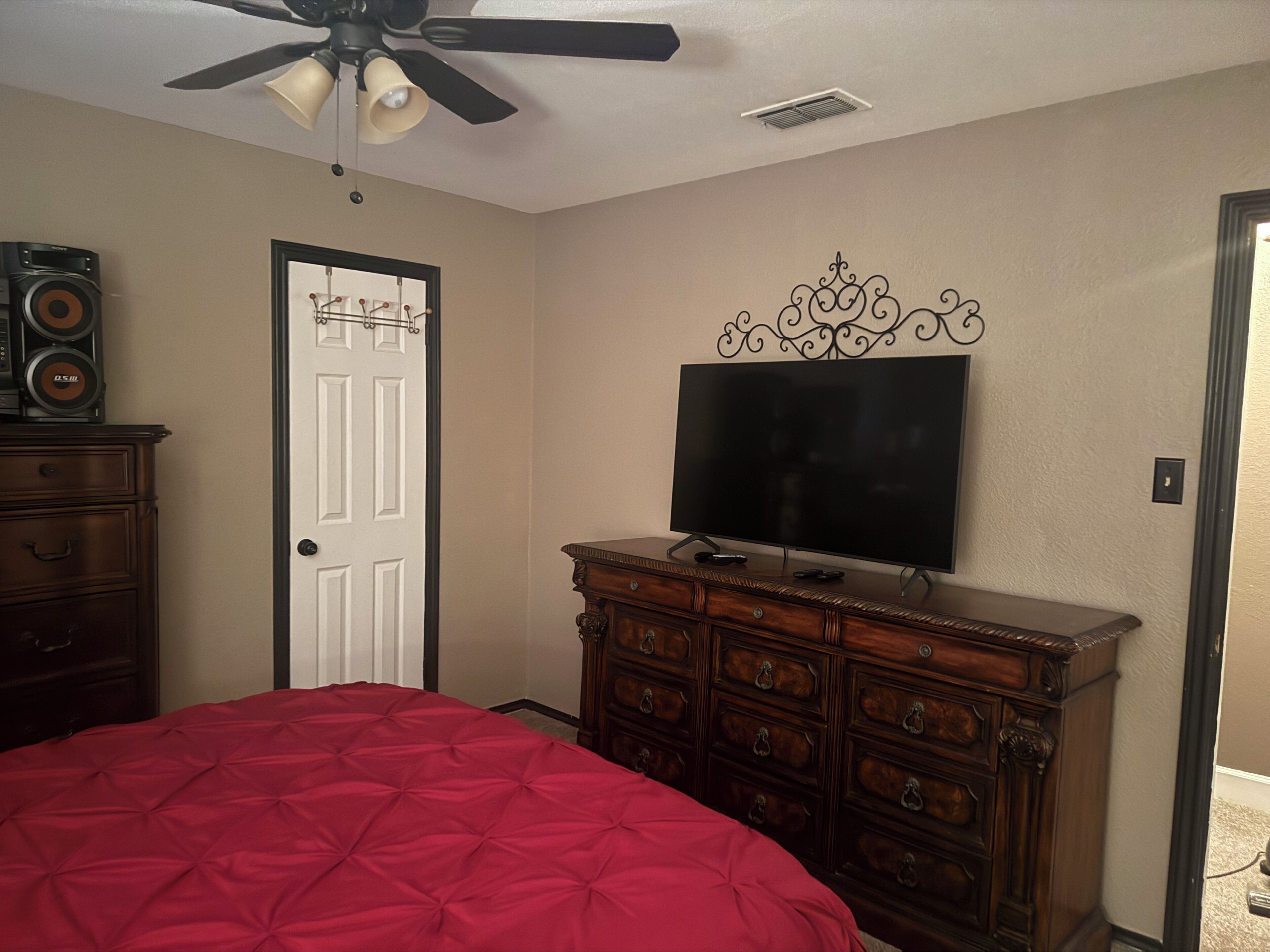 4 bedrooms, iron/ironing board, Internet, bed sheets
