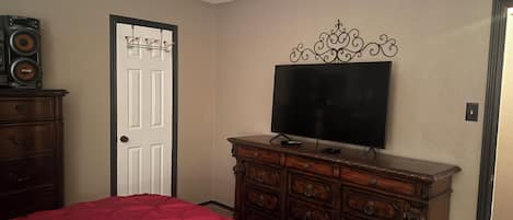 4 bedrooms, iron/ironing board, Internet, bed sheets