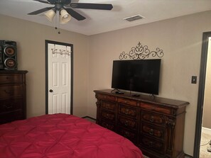 4 bedrooms, iron/ironing board, Internet, bed sheets - Delightful 4-bedroom house with AC in lively Lubbock (Lubbock)