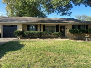 Exterior - Delightful 4-bedroom house with AC in lively Lubbock (Lubbock)