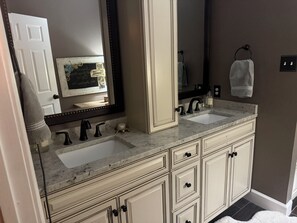 Shower, hair dryer, towels, soap - Delightful 4-bedroom house with AC in lively Lubbock (Lubbock)