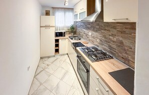 Geladeira, micro-ondas, fogão, cooktop