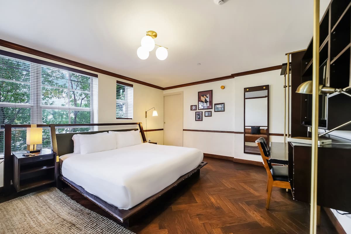 Habitación Deluxe, 1 cama de matrimonio grande, baño privado (Self check-in) | Tabla de planchar con plancha, wifi gratis, ropa de cama