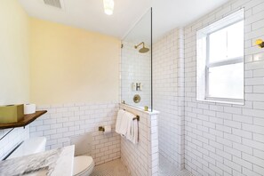 Zimmer, Mehrere Betten, eigenes Bad | Badezimmer