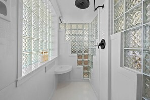 Doccia, asciugacapelli, asciugamani, sapone