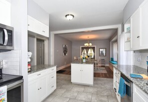 Microwave, oven, stovetop, dishwasher - NEW- LUXURY CHERRY ST -SHOP DINE -2 BEDROOM HOUSE-HOSPITALS-RT 66--DOWNTOWN (TULSA)