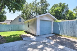Exterior - NEW- LUXURY CHERRY ST -SHOP DINE -2 BEDROOM HOUSE-HOSPITALS-RT 66--DOWNTOWN (TULSA)