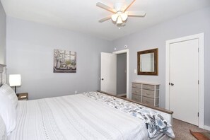 2 bedrooms, iron/ironing board, Internet, bed sheets - NEW- LUXURY CHERRY ST -SHOP DINE -2 BEDROOM HOUSE-HOSPITALS-RT 66--DOWNTOWN (TULSA)