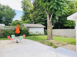 Outdoor dining - NEW- LUXURY CHERRY ST -SHOP DINE -2 BEDROOM HOUSE-HOSPITALS-RT 66--DOWNTOWN (TULSA)