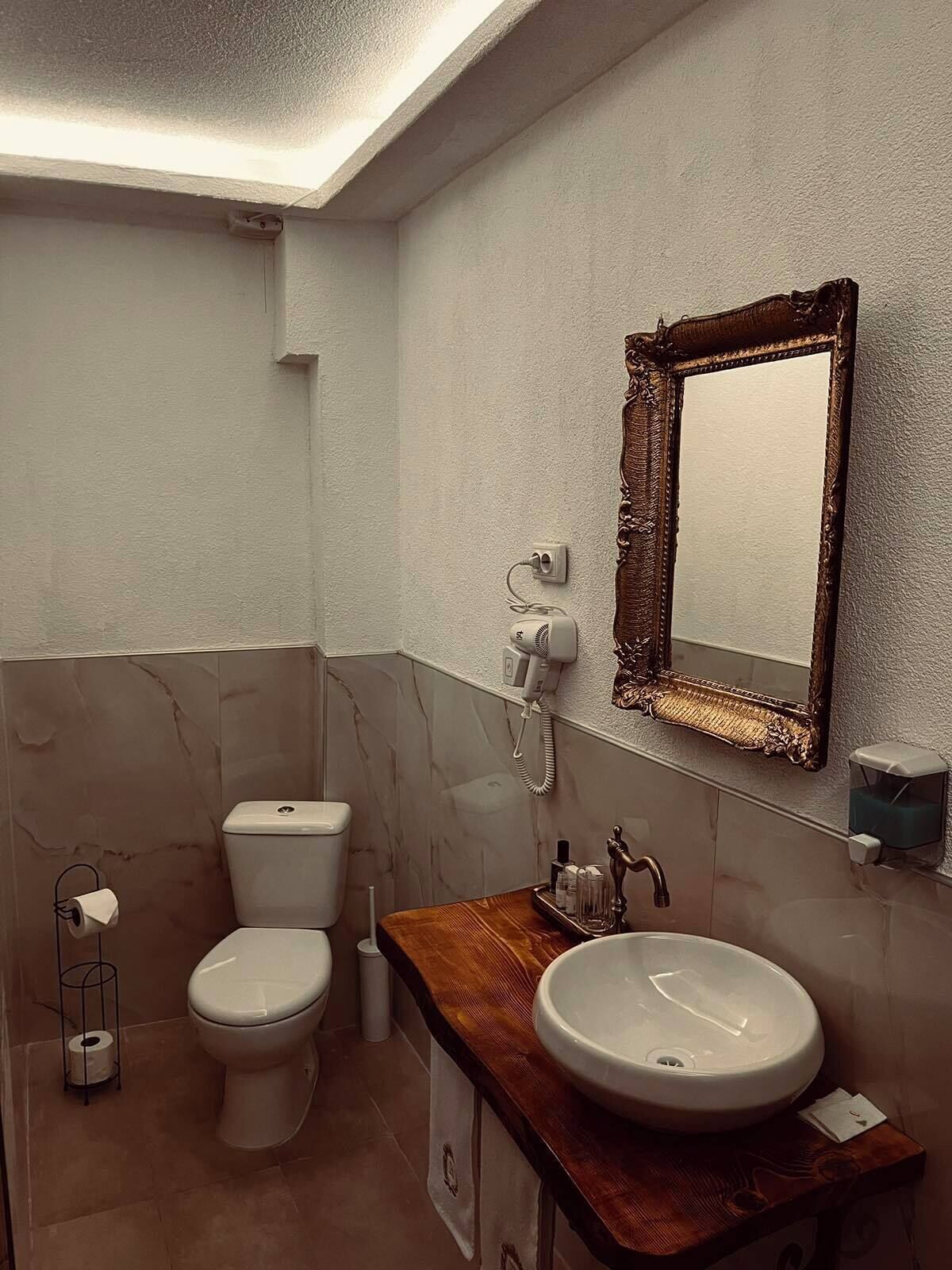Een douche, een haardroger, handdoeken, zeep