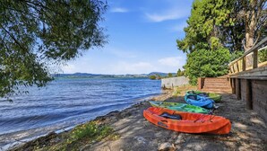 Vista de un lago con kayaks y un muelle de madera.
