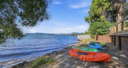 Koutu Hideaway By The Lake with Kayaks!