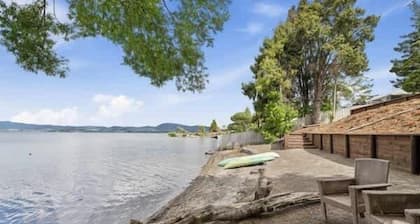 Koutu Hideaway | Lake Cottage with Free Kayaks