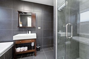 Shower, hair dryer, towels, shampoo - Kowhai Views | Stylish & Modern in Great Location (Rotorua)